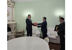 Ерөнхий консул Ц.Ганхуяг Чита хотноо Өвөр Байгалийн хязгаарын Амбан захирагч ноён А.М.Осиповт Консулын патентын хуулбараа барив.