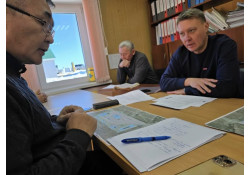 Монгол Улсаас ОХУ-ын Улаан-Үд хотод суугаа Ерөнхий консул Ц.Ганхуяг тэргүүтэй Ажлын хэсэг 2025 оны 11-р сарын 01-ний өдөр ОХУ-ын Монды боомтод ажиллав.