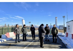 Монгол Улсаас ОХУ-ын Улаан-Үд хотод суугаа Ерөнхий консул Ц.Ганхуяг тэргүүтэй Ажлын хэсэг 2025 оны 11-р сарын 01-ний өдөр ОХУ-ын Монды боомтод ажиллав.