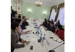 Ерөнхий консул Ц.Ганхуяг 2025.11.25-ны өдөр Чита хотноо Өвөр Байгалийн хязгаарын Амбан захирагч ноён А.М.Осиповт Консулын патентын хуулбараа барив.