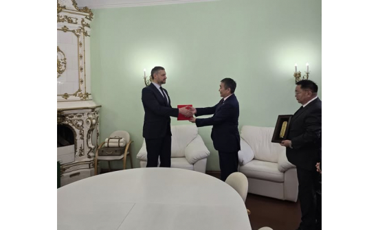 Ерөнхий консул Ц.Ганхуяг Чита хотноо Өвөр Байгалийн хязгаарын Амбан захирагч ноён А.М.Осиповт Консулын патентын хуулбараа барив.