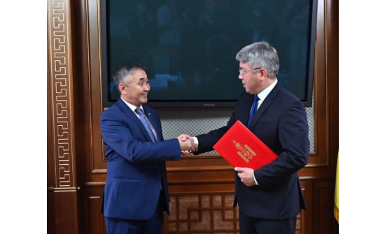 Ерөнхий консул Ц.Ганхуяг консулын патентын хуулбараа барив