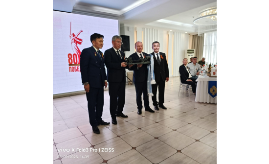 Хөшөөний эх загвар-баримал гардуулав