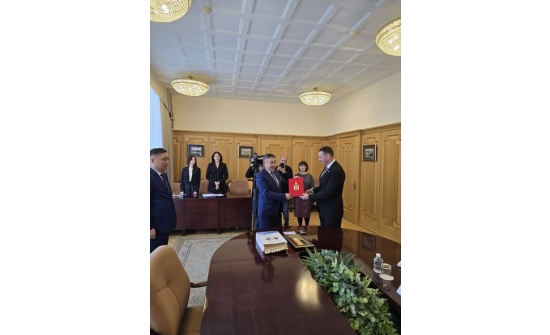 Консулын патентын хуулбараа барив