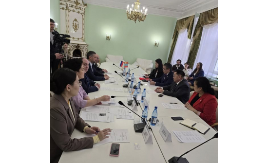 Ерөнхий консул Ц.Ганхуяг 2025.11.25-ны өдөр Чита хотноо Өвөр Байгалийн хязгаарын Амбан захирагч ноён А.М.Осиповт Консулын патентын хуулбараа барив.